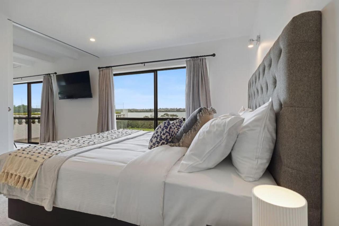 Magnificent Beachfront Mansion - Pool - Fireplace Auckland Eksteriør billede