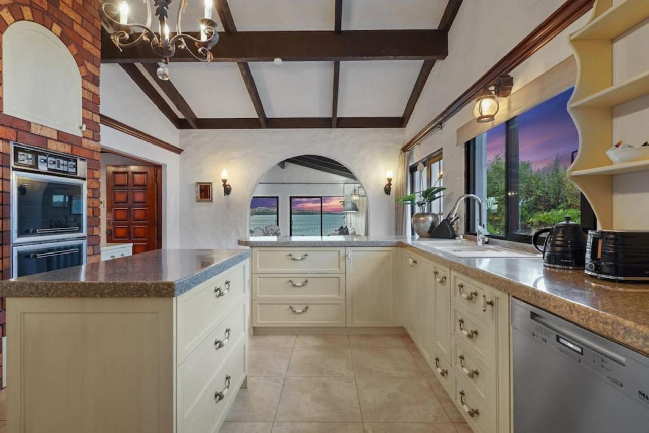 Magnificent Beachfront Mansion - Pool - Fireplace Auckland Eksteriør billede