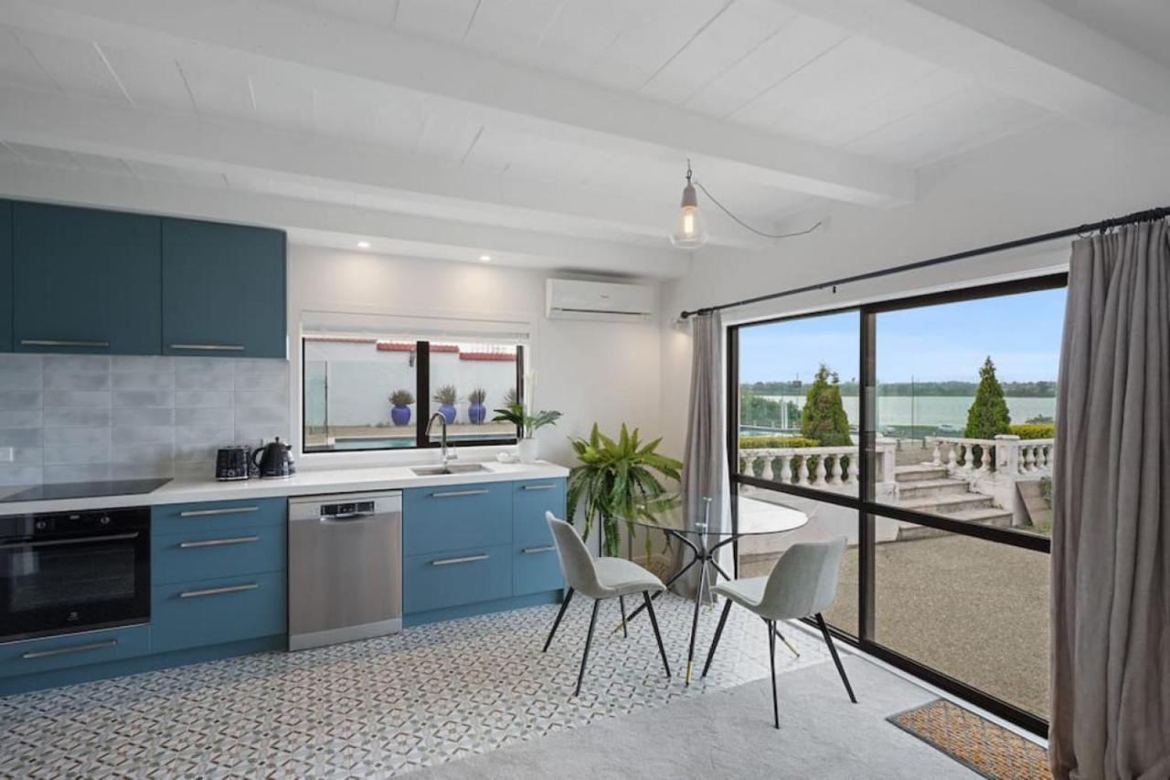 Magnificent Beachfront Mansion - Pool - Fireplace Auckland Eksteriør billede