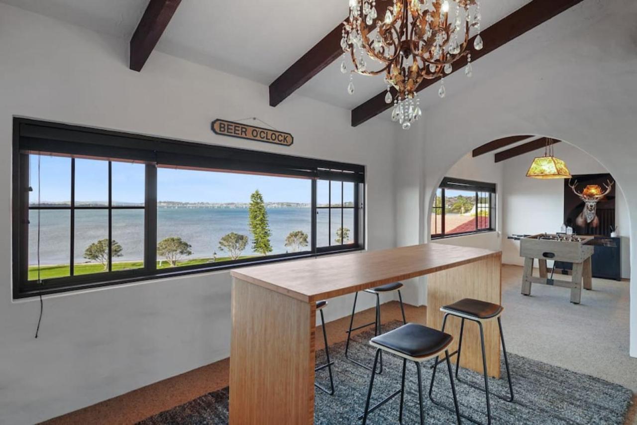 Magnificent Beachfront Mansion - Pool - Fireplace Auckland Eksteriør billede